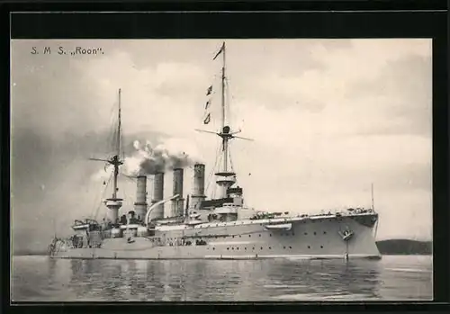 AK Kriegsschiff SMS Roon die Kessel anheizend und in See stechend