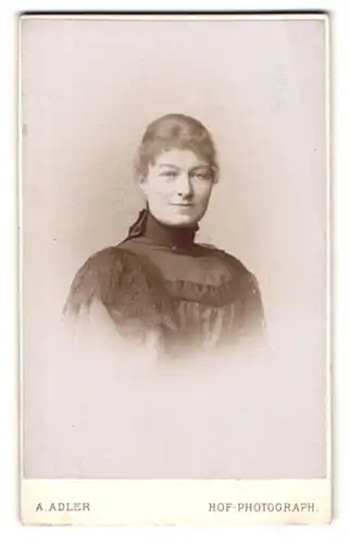 Fotografie A. Adler, Dresden, Victoriastrasse 22, Dame im schwarzen Spitzenkleid, Ulrika Dürbig