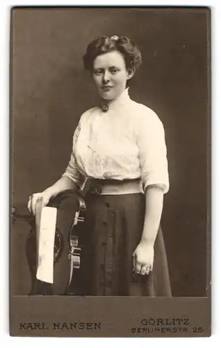 Fotografie Karl Hansen, Görlitz, Berlinerstrasse 26, Junge Frau in weisser Bluse mit Gürtel