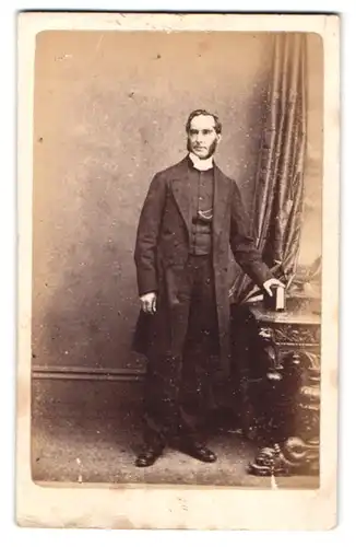 Fotografie Lloyd & Jefferson, Southport, Lord Street, Herr mit Backenbart nebst Kommode