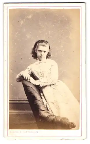 Fotografie Lloyd & Jefferson, Southport, Lord Street, Mädchen im gepunkteten Kleid