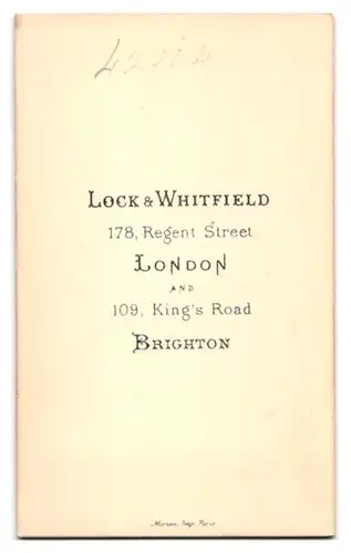 Fotografie Lock & Whitfield, London, 178 Regent Street, Fräulein mit Pelzmantel