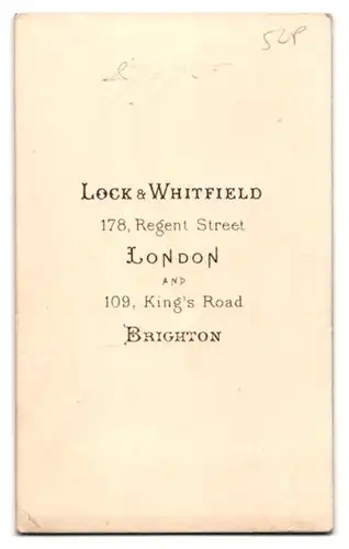 Fotografie Lock & Whitfield, London, 178 Regent Street, Dame mit Perlenkette und Kreuz