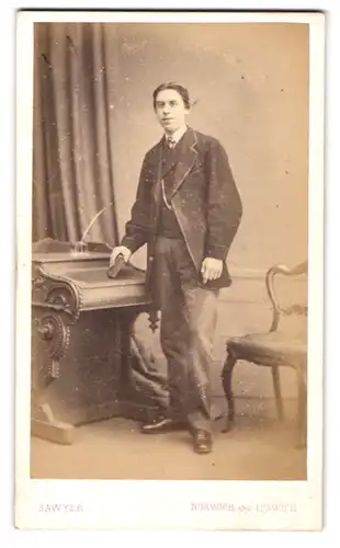Fotografie Sawyer, Norwich, 46 London Street, Junger Mann nebst Schreibtisch