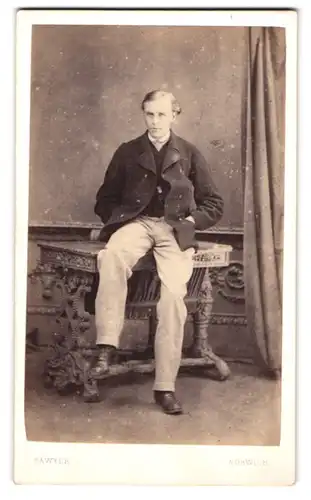 Fotografie Sawyer, Norwich, 46 London Street, Junger Mann mit hellen Hosen