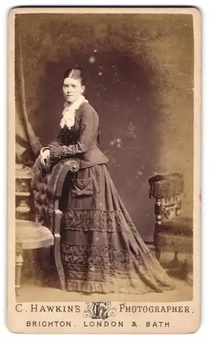 Fotografie C. Hawkins, Brighton, Preston Street, Dame mit Spitzenkragen im Kleid