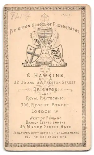 Fotografie C. Hawkins, Brighton, Preston Street, Dame mit Spitzenkragen im Kleid