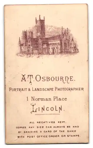 Fotografie A. T. Osbourne, Lincoln, 1 Norman Place, Dame mit Jacke und Kleid