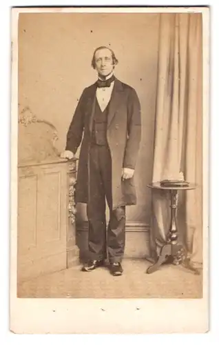 Fotografie London Portrait Company, London, Cheapside 68, Herr im Anzug mit Mantel
