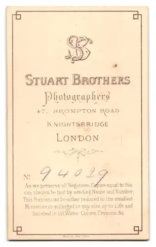 Fotografie Stuart Brothers, London, 47 Brompton Road, Dame im verzierten Gewand
