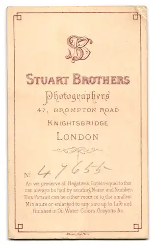 Fotografie Stuart Brothers, London, 47 Brompton Road, Junger Mann leht an Kommode