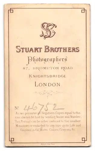 Fotografie Stuart Brothers, London, 47 Brompton Road, Fräulein in nachdenklicher Haltung