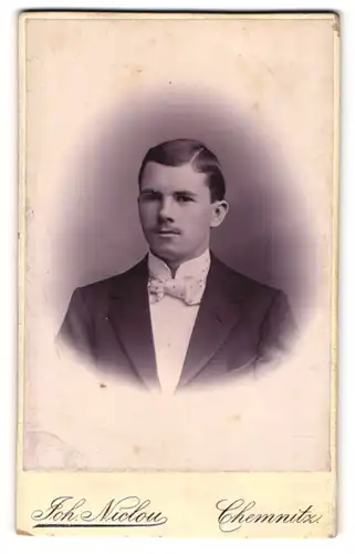 Fotografie Joh. Niclou, Chemnitz, König-Strasse 5, eleganter junger Herr mit Seitenscheitel