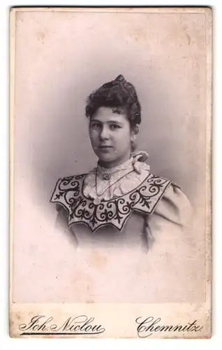 Fotografie Joh. Niclou, Chemnitz, König-Strasse 5, Elegante Dame in Kleid mit prächtig verziertem Kragen
