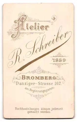 Fotografie R. Schreiber, Bromberg, Danziger Strasse 162, Bürgerliche in hochgeschlossenem Kleid