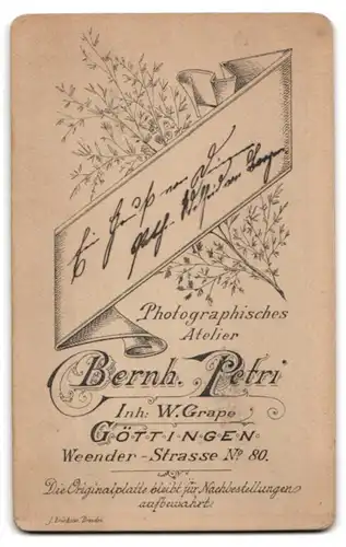 Fotografie Bernh. Petri, Göttingen, Weender Strasse 80, Kleinkind in weissem Kleidchen