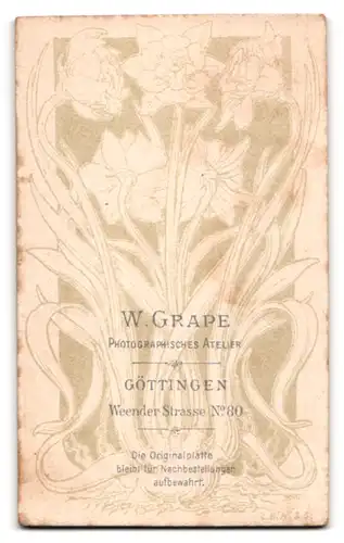 Fotografie W. Grape, Göttingen, Weenderstrasse 80, Junger Herr in elegantem Anzug