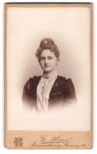 Fotografie G. Howe, Braunschweig, Steinweg 43, Hübsche Bürgertochter mit hochgestecktem Haar