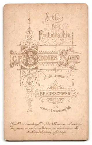 Fotografie C. F. Beddies & Sohn, Braunschweig, Kuhstrasse 10, Bildhübsche elegante Frau mit kühlem Blick