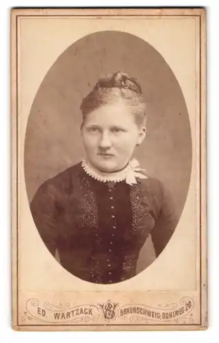 Fotografie Ed. von Watzack, Braunschweig, Bohlweg 20, Junge Frau mit Duttfrisur und schleifenverziertem Spitzenkragen