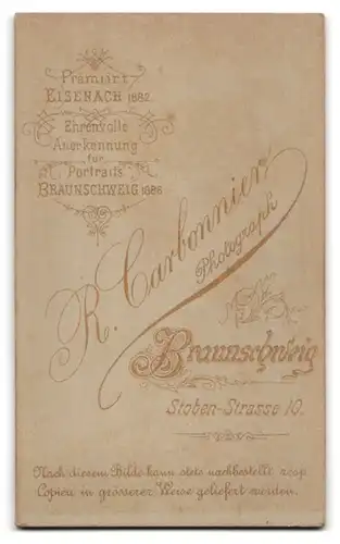 Fotografie R. Carbonnier, Braunschweig, Stoben-Strasse 10, Zwei sich an Händen haltende Knaben in Anzügen