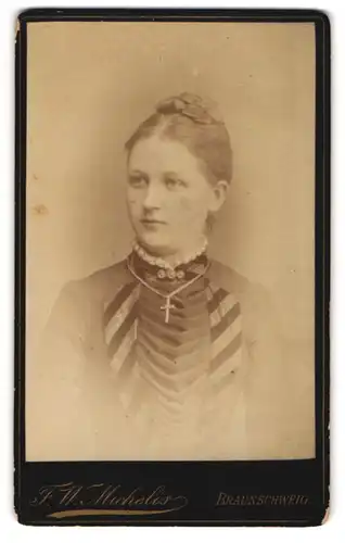 Fotografie P. W. Michelis, Braunschweig, Hutfiltern 8, Junge Frau mit schleifenverziertem Haar und Kreuzkette