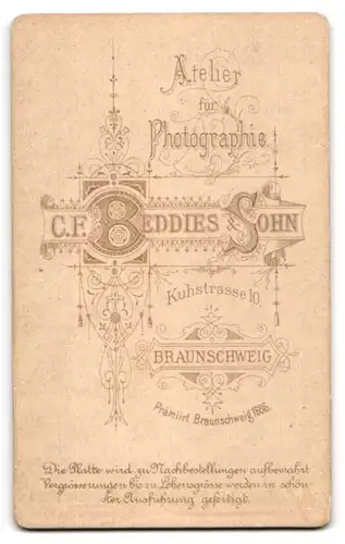 Fotografie C. F. Beddies & Sohn, Braunschweig, Kuhstrasse 10, Bürgerlicher mit Backenbart und gepunktetem Binder