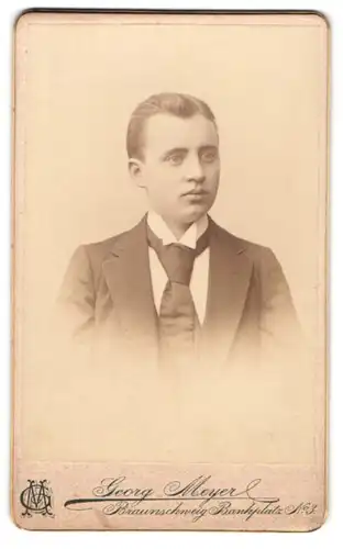 Fotografie Georg Meyer, Braunschweig, Bankplatz 3, Junger Mann mit zurückgekämmten Haaren und breiter Krawatte