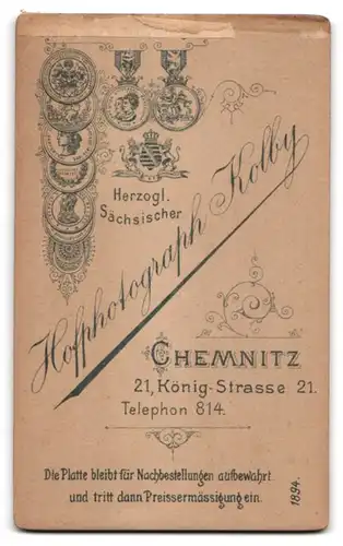 Fotografie Kolby, Chemnitz, König-Strasse 21, Jüngling im Sonntagsanzug mit weisser Fliege und Einstecktuch