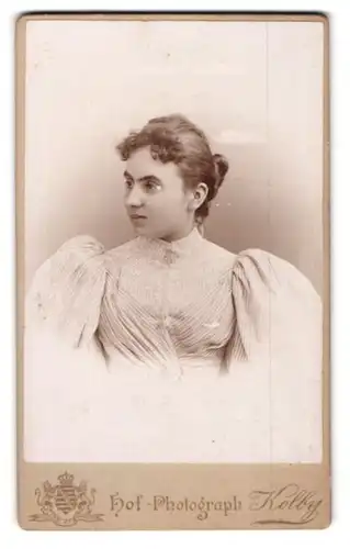 Fotografie Kolby, Chemnitz, König-Strasse 21, Junge Dame mit Stirnlocken und Dutt in Bluse mit breiten Puffärmeln