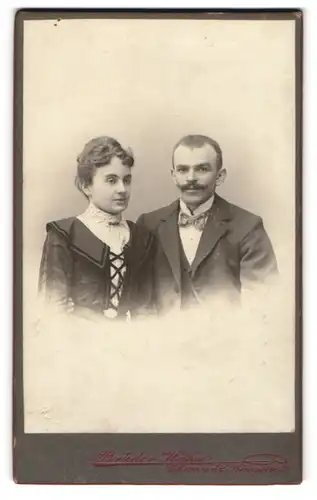 Fotografie Brüder Hahn, Chemnitz, Königstrasse 21. Freundlich blickendes Paar im Sonntagsstaat