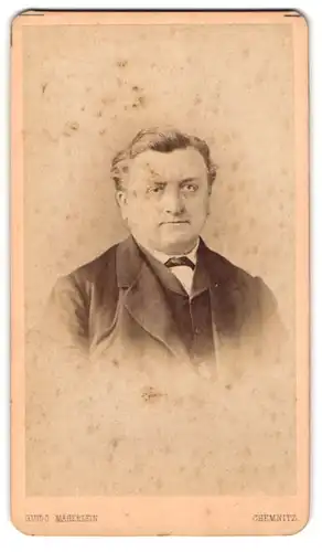 Fotografie Guido Mägerlein, Chemnitz, Bartloser Bürgerlicher mit zurückgekämmten Haaren