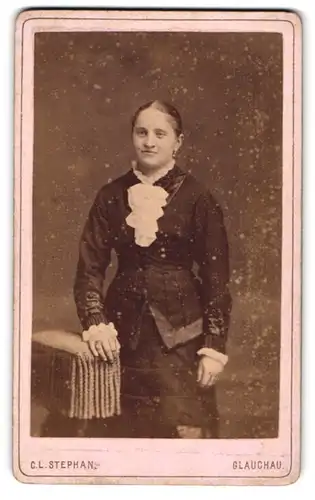 Fotografie C. L. Stephan, Glauchau, Hoffnung 47, Dame mit strengem Mittelscheitel in zeitgenössischem Kleid