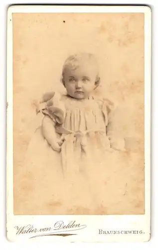 Fotografie Walter van Delden, Braunschweig, Bohlweg 40a, Kleinkind in hellem Kleidchen mit Puffärmeln
