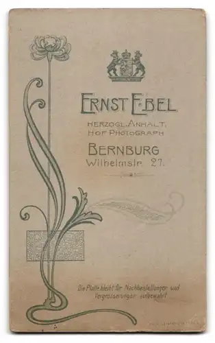 Fotografie Ernst Ebel, Bernburg, Junges Mädchen mit Herzkette im Sonntagskleid