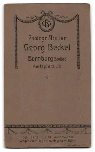 Fotografie Georg Beckel, Bernburg, Karlsplatz 30, Junge Dame mit üppig gewellter Frisur und Brosche