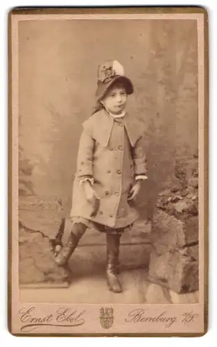 Fotografie Ernst Ebel, Bernburg, Wilhelm-Strasse, Kleines Mädchen mit hohem Hut in zweireihigem Mantel und Stiefeln