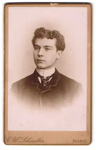 Fotografie C. W. Schindler, Buckau, Dorotheen Strasse 2, Junger Mann mit dunklem Lockenkopf und freundlichem Blick