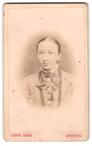 Fotografie Louis Koch, Bremen, Auf der Brake 20, Junge Frau mit streng gescheiteltem Haar und Zierschleife