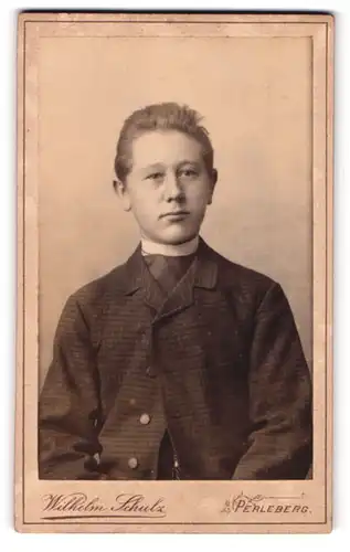 Fotografie Wilhelm Schulz, Perleberg, Wittenbergerstr. 12, Junger Mann im karierten Anzug mit Krawatte
