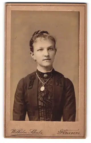 Fotografie Wilhlem Schulz, Perleberg, Wittenbergerstr. 12, Junge Dame mit Kragenbrosche und Amulett