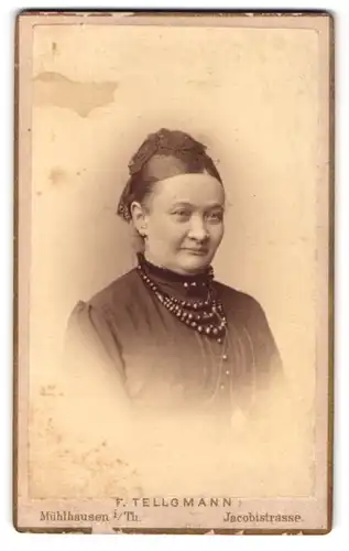 Fotografie F. Tellgmann, Mühlhausen i /Th., Jacobistr., Bürgerliche Dame mit Haube und Halskette