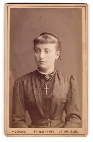 Fotografie Th. Nachtwey, Meerane, Am Neumarkt, Junge Dame im Kleid mit Kragenbrosche und Kreuzkette
