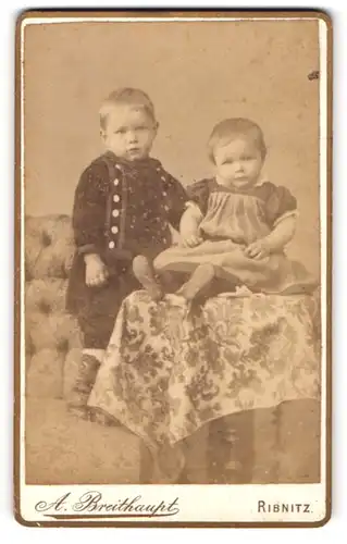 Fotografie A. Breithaupt, Ribnitz, An der Kirche, Modisch gekleideter Junge mit Kleinkind