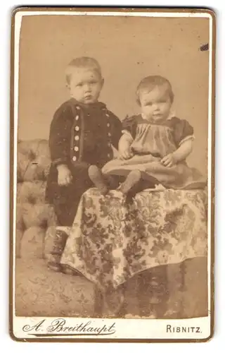 Fotografie A. Breithaupt, Ribnitz, An der Kirche, Modisch gekleideter Junge mit Kleinkind