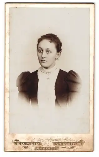 Fotografie Eduard Heid, Rastatt, Kriegstr. 98, Junge Dame mit Kragenbrosche und Kreuzkette