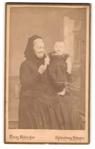 Fotografie franz Hübscher, Rothenburg o /d. Tauber, Ältere Dame in schwarzer Kleidung mit Kleinkind