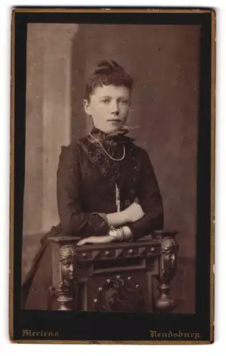 Fotografie Ludwig Mertens, Rendsburg, Altstadt 223, Junge Dame im Kleid mit Halskette