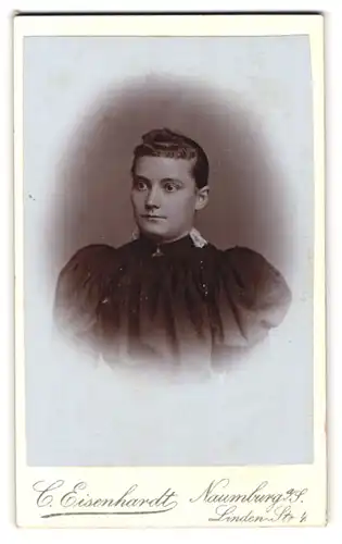 Fotografie C. Eisenhardt, Naumburg a /S., Lindenstr. 4, Junge Dame mit zurückgebundenem Haar
