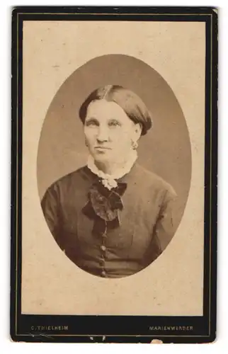 Fotografie C. Thielheim, Marienwerder, Breitestr. 29, Bürgerliche Dame mit moderner Frisur